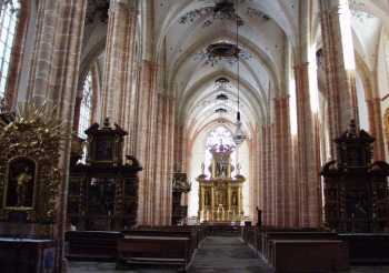 Mittelgang zum Altar